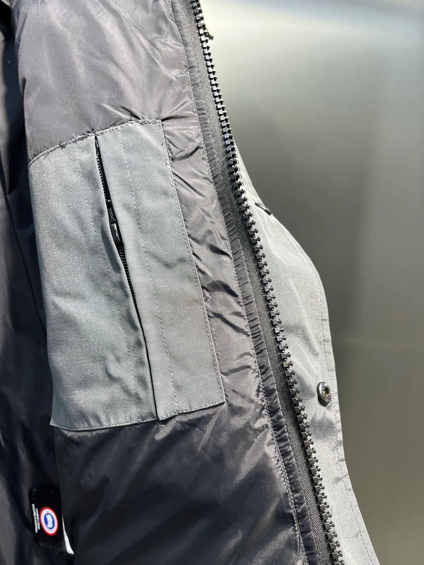 P700 Goose 🌟17 styles of chest patch, same style for men and women, cold-resistant down jackets! The fur collar is detachable. The natural Siberian coyote fur collar has a delicate yet strong feel, which comes from the sense of life that comes from the erosion of wind and frost in nature. The market usually uses raccoon fur or fake fur instead, which is not even the slightest bit better! The collar part has cold-proof flannel, which is close to the head and neck, comfortable and warm! The fabric is made of high-density nano-level waterproof fabric, which is windproof and wear-resistant and has a certain thickness! The zipper is the official YKK brand! The waist has an elastic waistline design that can be adjusted according to yourself! There is also an anti-wind Velcro inside! Seamless threaded cuffs to avoid stiffening! In order to prevent cold wind from pouring in, a double closure design is adopted. On the premise of the traditional zipper fly, six Velcro fasteners are used for secondary closure, which brings better warmth retention effect. It retains the classic hooded design and uses super large luxurious wolf fur to protect against wind and cold. No matter how low the temperature is this winter, one piece is enough. I’ll give you the wind and temperature. Size: s-xxl